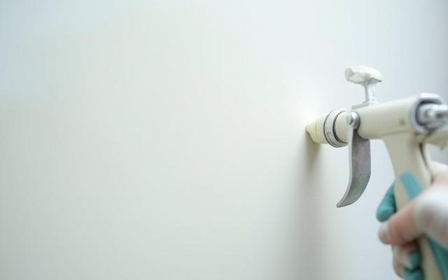 एक पुराने उपकरण को नए रंग में फिर से पेंट किया जा रहा है (मोबाइल)